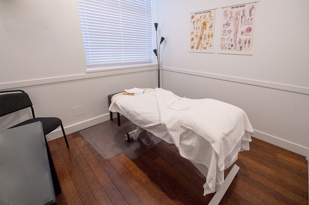 Treatment room with electric table